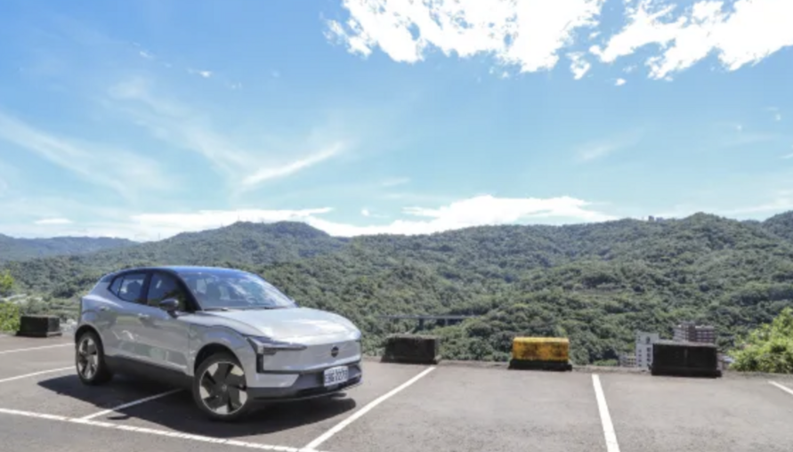 豐富滿配 Volvo EX30 Plus Single Motor Extended Range